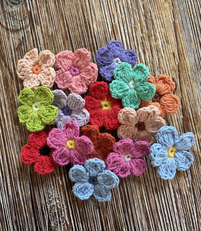 Broche fleurs au crochet