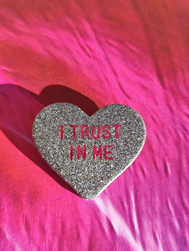 Broche cœur à paillettes - message : I TRUST IN ME