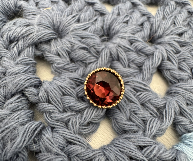 Pin’s strass grenat