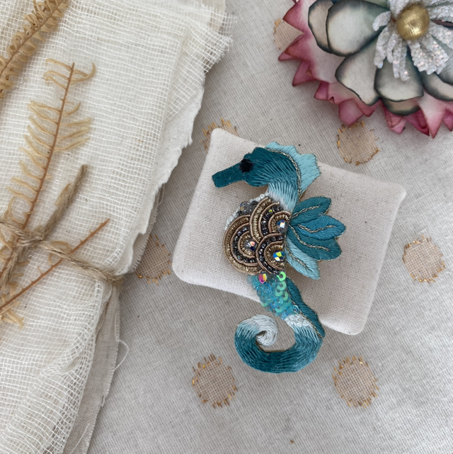 Broche brodée hippocampe bleu
