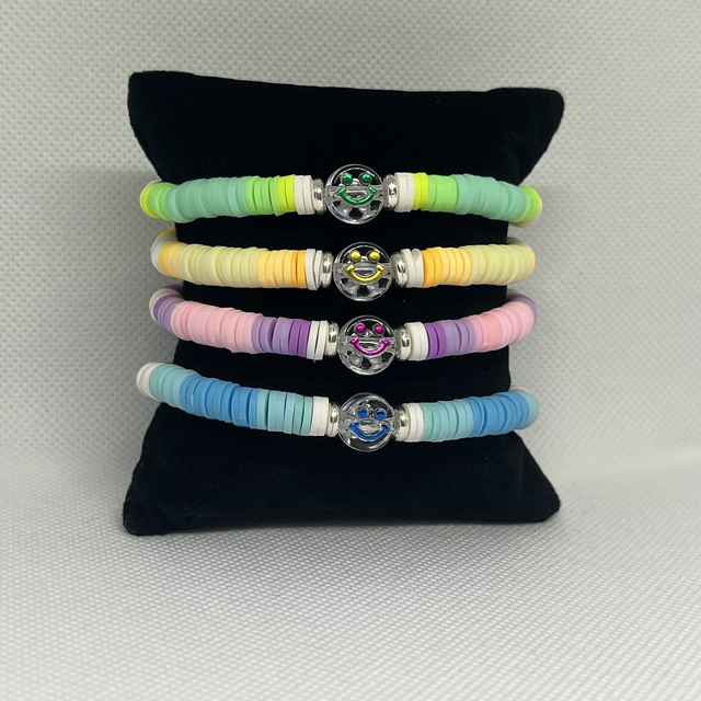 😄 Bracelet en perles d&#039;argile colorées - Breloques smiley