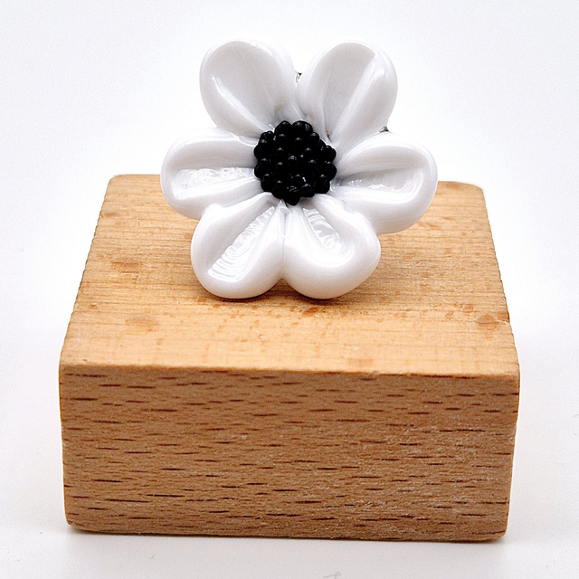 Pin's Marguerite blanche 2