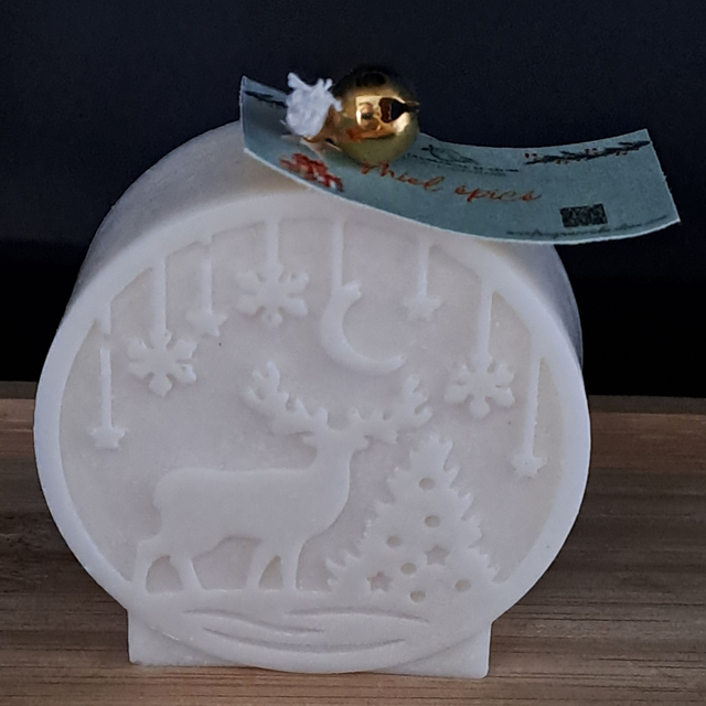 Bougie moulée motif cerf - Miel épicé