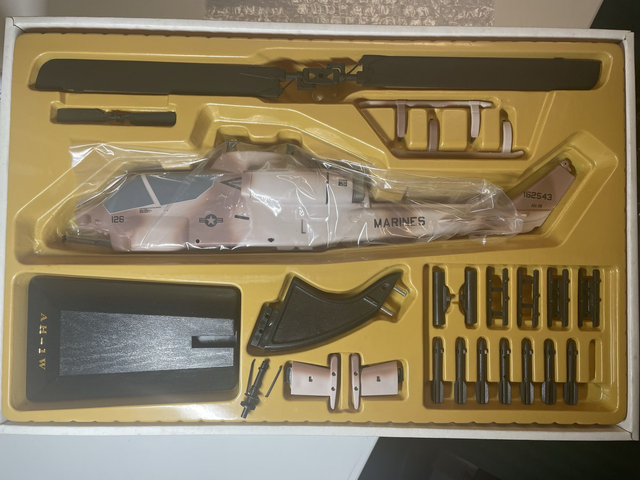 1/35 AH-1W Super Cobra braun