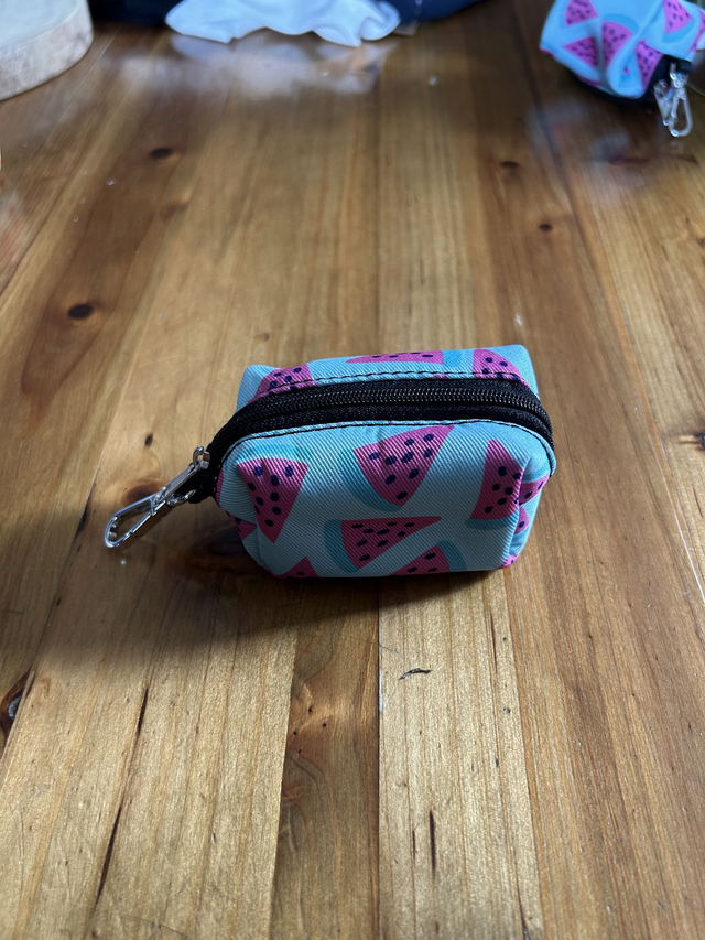 Distributeur de sachets avec mousqueton (motif pastèques fond bleu)