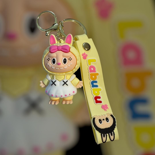 0630 - Labubu - zacht geel - witte jurk