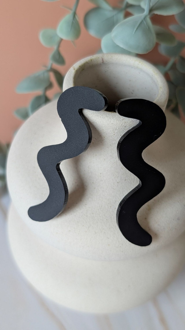 Boucles d'oreilles noires mat en plexi