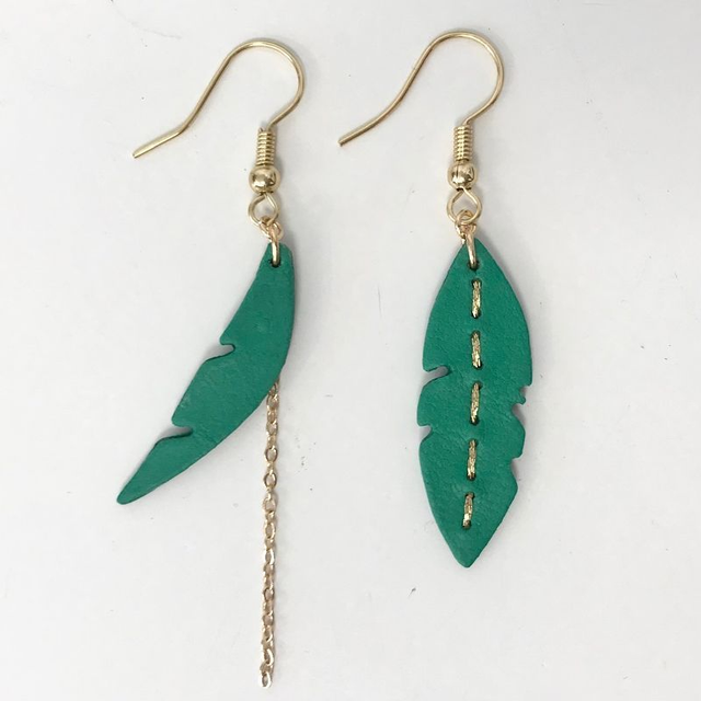 Boucles d’oreilles « Dolce » dorées, asymétriques, cuir vert