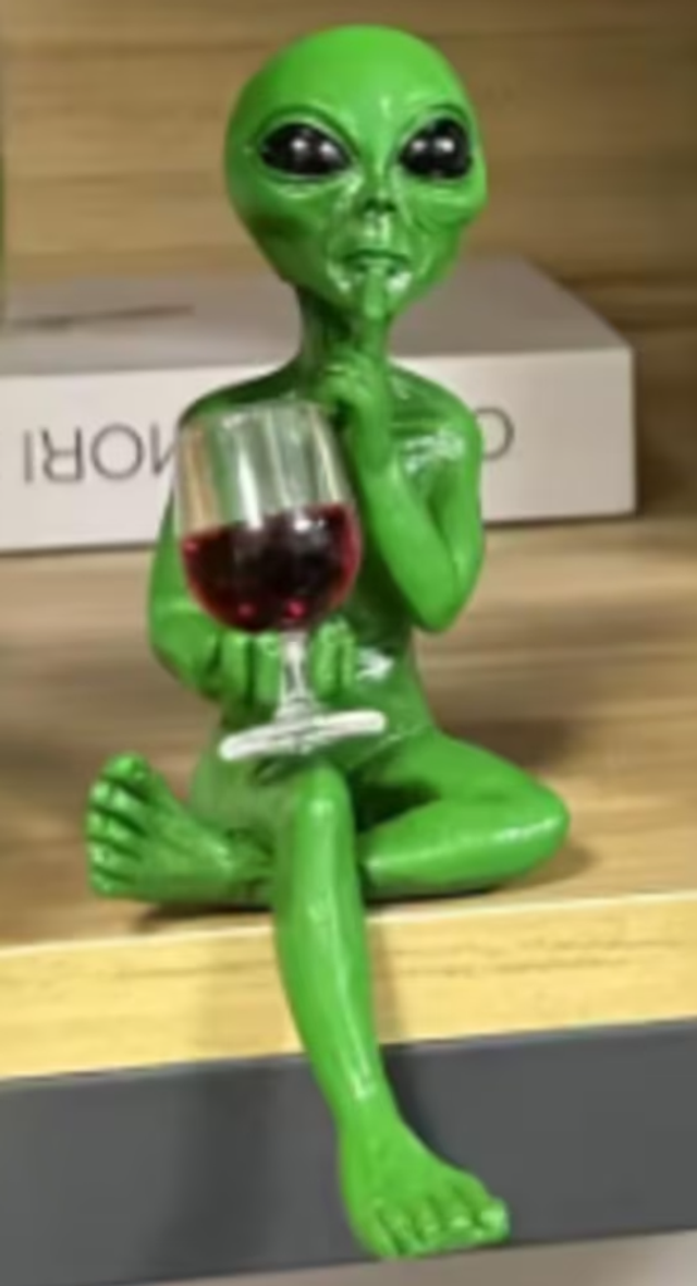 Prachtig beeldje Groene Alien met glas wijn (14cm)