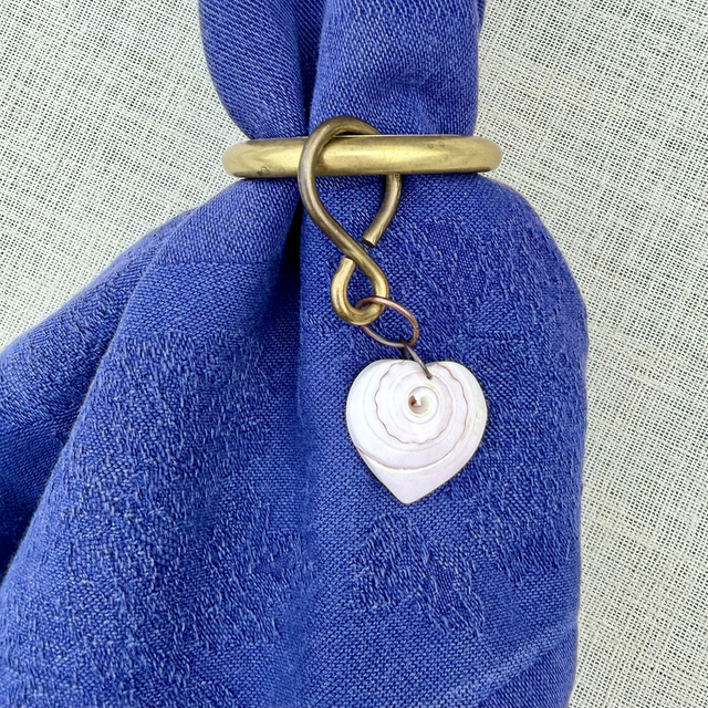 Messing servetring met schelphartje