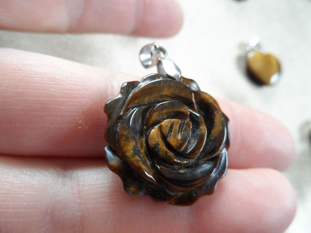 Pendentif Fleur en Œil de Tigre