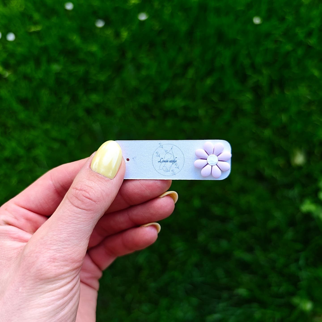 Pastel Daisy – Mali lila uhančki v obliki marjetice