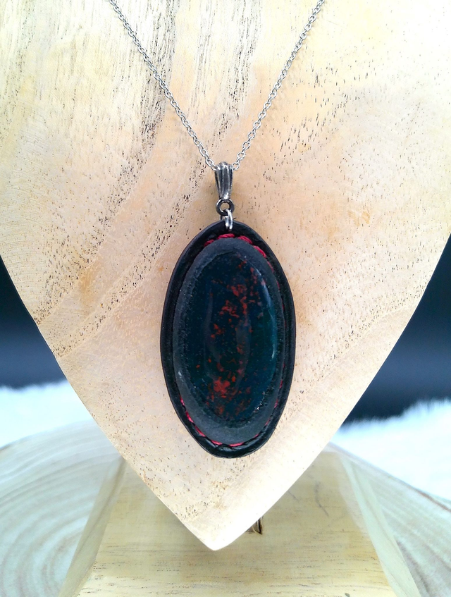 Claudia, pendentif en pierre de sang et cuir