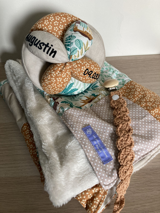 Lot naissance 5 = Couverture Patchwork + Balle de préhension + Attache tétine
