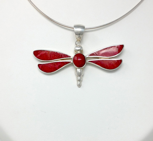 PENDENTIF PAPILLON EN CORAIL SUR ARGENT MASSIF - VENDU SANS CHAINE - 30061