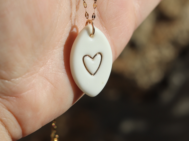 Pendentif amande en porcelaine