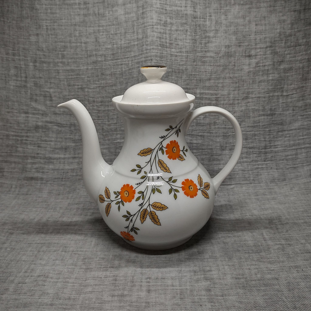 Wunsiedel | Theepot (diameter 14 | breedte 21 cm van tuit tot handgreep hoogte 21 cm) rond witte kleur met blad en oranje bloemen) | Vintage