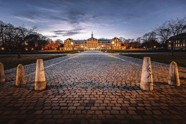 Pflasterweg zum Schloss