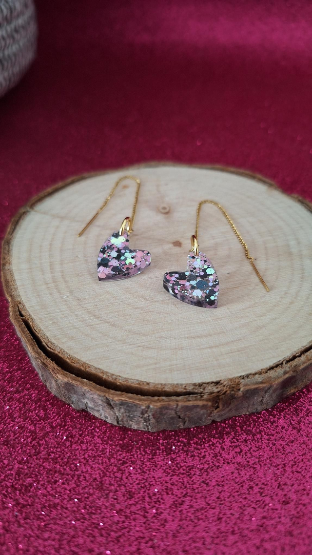 Boucles d'oreilles à enfiler dorées cœurs asymétriques paillettes noires/roses/blanches