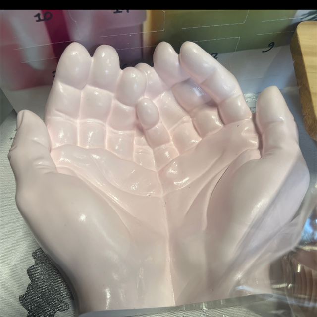 Main en plâtre   