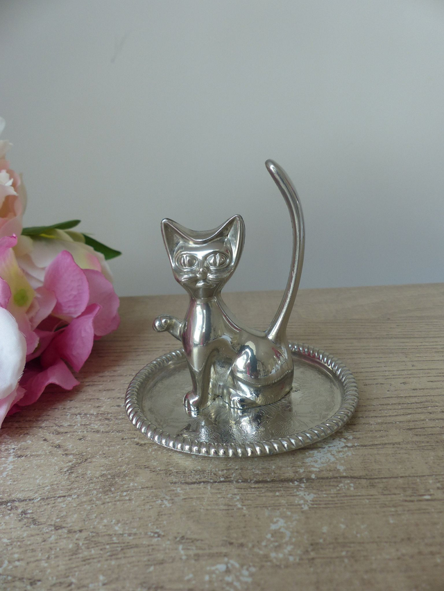 Porte-bagues vintage en métal argenté – chat assis avec queue pour bagues – plat gravé floral – décoration romantique pratique pour bijoux
