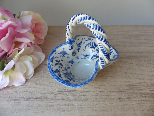 Petit panier vide poche en céramique avec anse torsadée signé Desvres, corbeille blanche peinte main motif fleurs bleues, décor table bureau