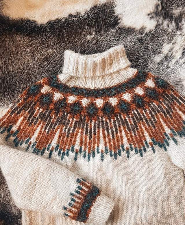 Hopi Polar Sweater Kit - Col 02 (White and Amber Álafosslopi) - Wool &amp; Pattern - Linka Neumann