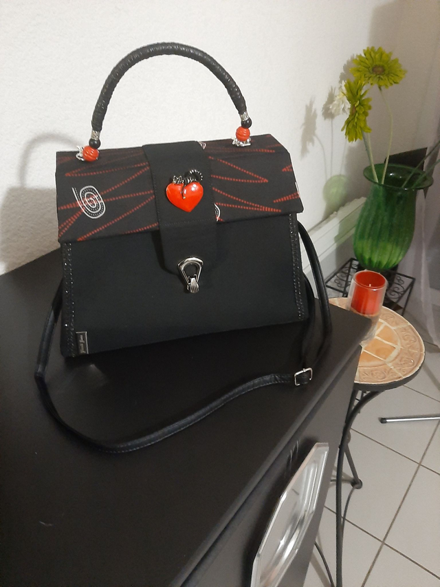 sac noir  bandoulière élégant en tissu wax rouge avec décoration  broche chat sur cœur poche arrière 		