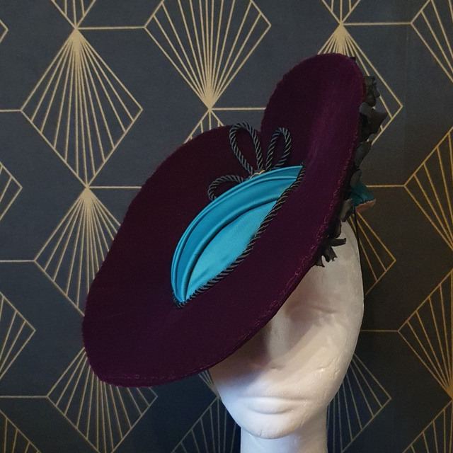 Midi capeline déconstruite pourpre et turquoise