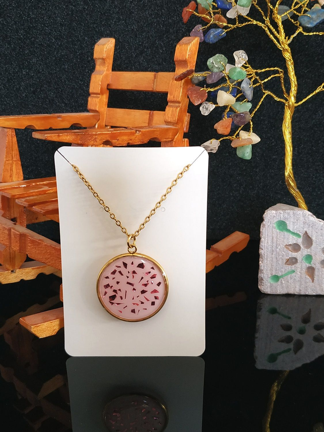 Collier dorée aux paillettes multi-effets rose