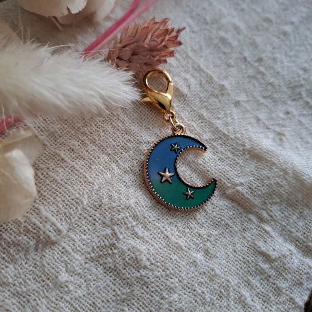 Charms lune bleu avec des étoiles