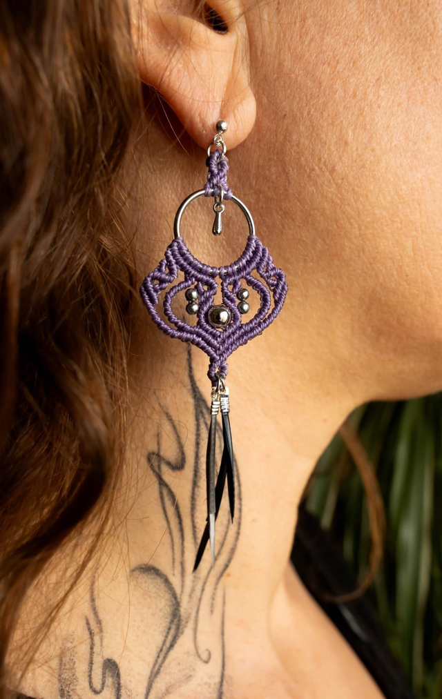 Boucles d&#039;oreilles en micro-macramé mauve et plumes