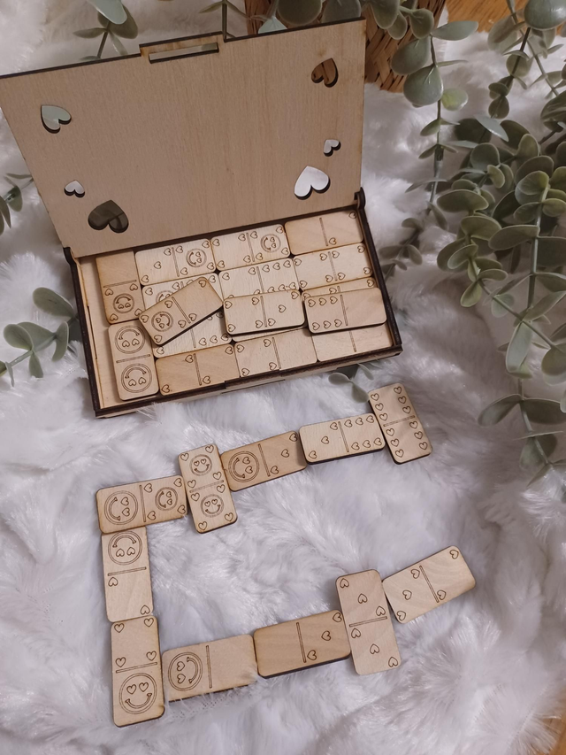 Domino en bois - Motif cœur, éducatif et personnalisable