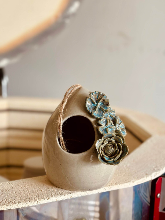 Nichoir à oiseaux fleuris