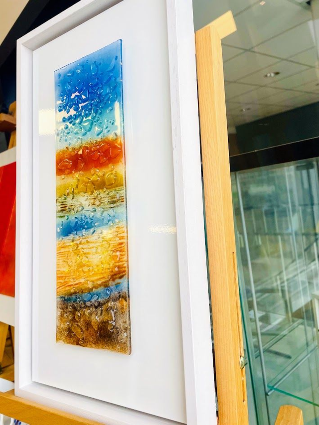 Strandkunst Glaspaneel 12x30 - op wit aluminium 20x40 - in wit houten baklijst 23x34 - Glasschildering met reliëf