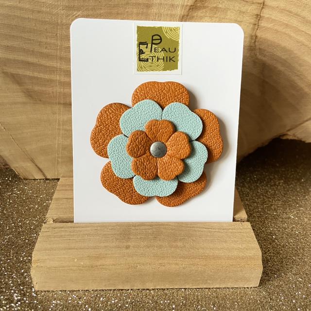 Broche fleur cuir