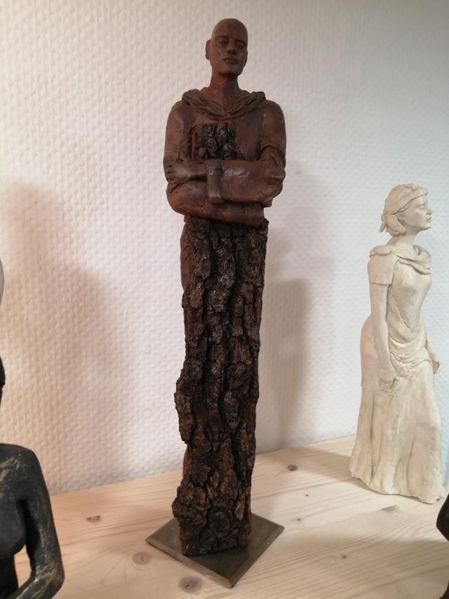 Sculpture homme avec écorce