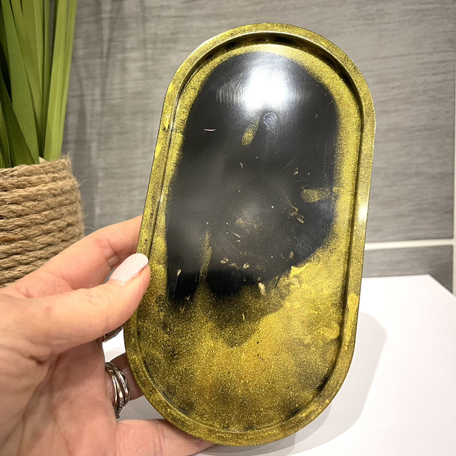 Plateau noir et nuances de doré 