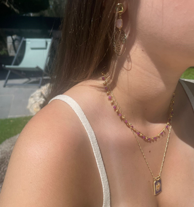 Collier de perles violettes  