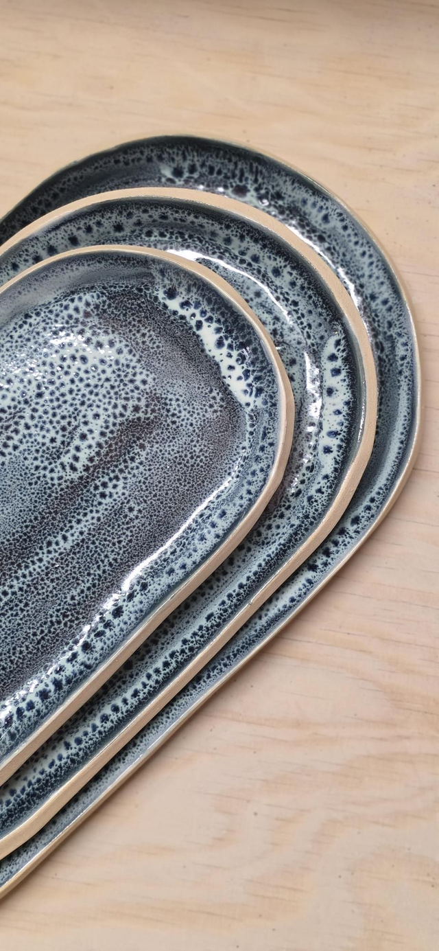 Plateau ovale bleu à gouttelettes