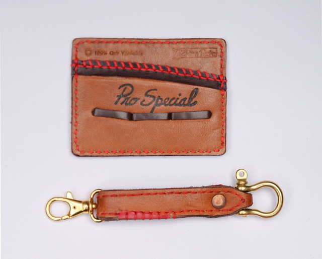 Pochette porte carte bleue cuir maroquinerie, faite à la main à partir d'un gant de baseball signé Vintage de marque, et porte clefs (handmade)
