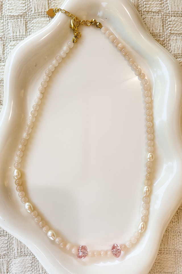 Choker realizzato interamente in selezionato quarzo rosa, con perle AAA, e swarovski, chiusura in argento 925 placcato oro 24k.