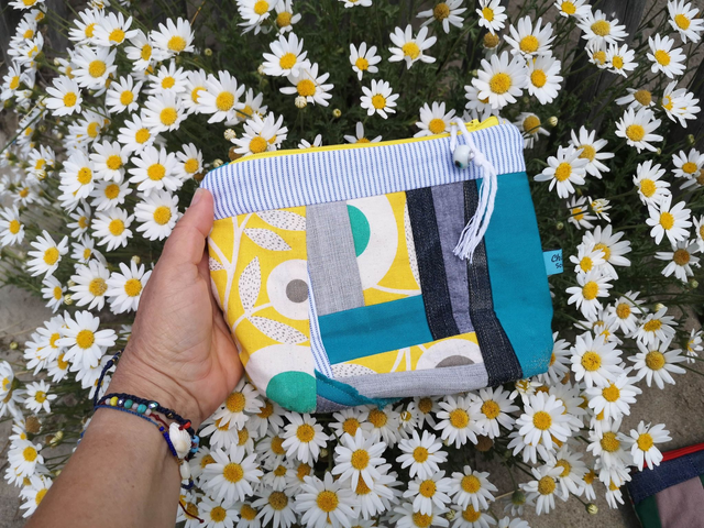 Pochette Patchwork assortie au sac Bleu ciel et jaune soleil