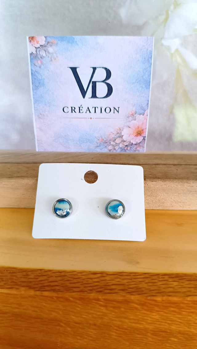 Puces d'oreilles bleues blanches et argent 8mm