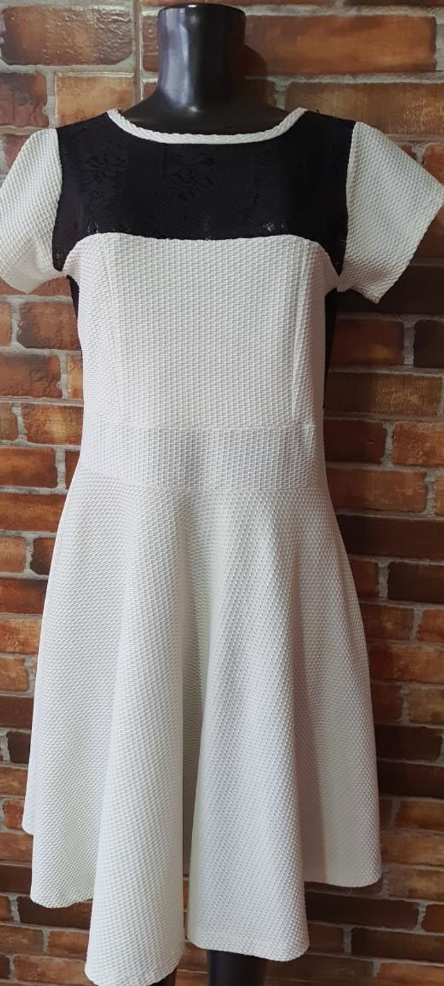 Vestido Com Detalhes Renda Preta. T/G