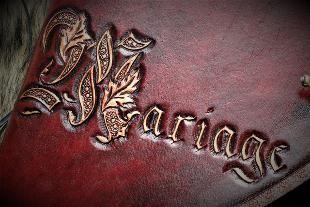 Livre-cœur artisanal en cuir – Carnet de promesse & mariage