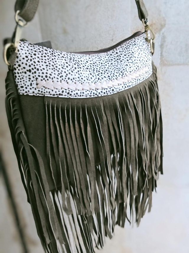 Mala verde de franjas em pele 