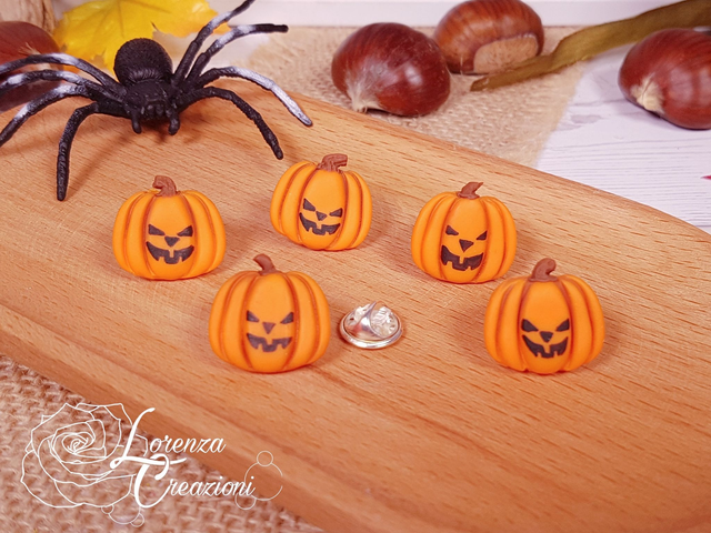 Spilla artigianale zucca di Halloween, Jack-o'-lantern, modellata e dipinta a mano in argilla polimerica