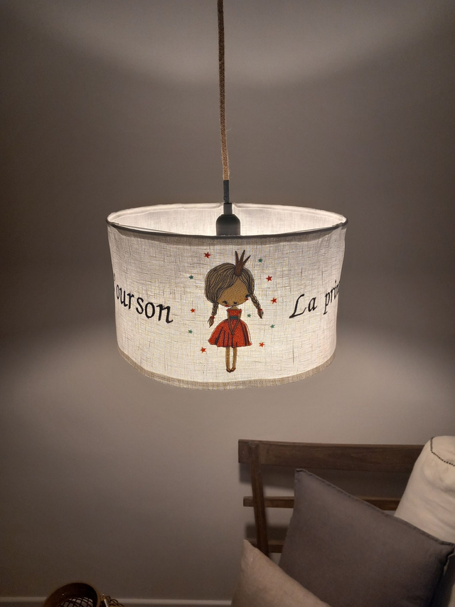 Abat-jour suspension en lin blanc brodé de  broderies enfantines pour chambre de petite fille. Largeur 35 cm. Création artisanale
