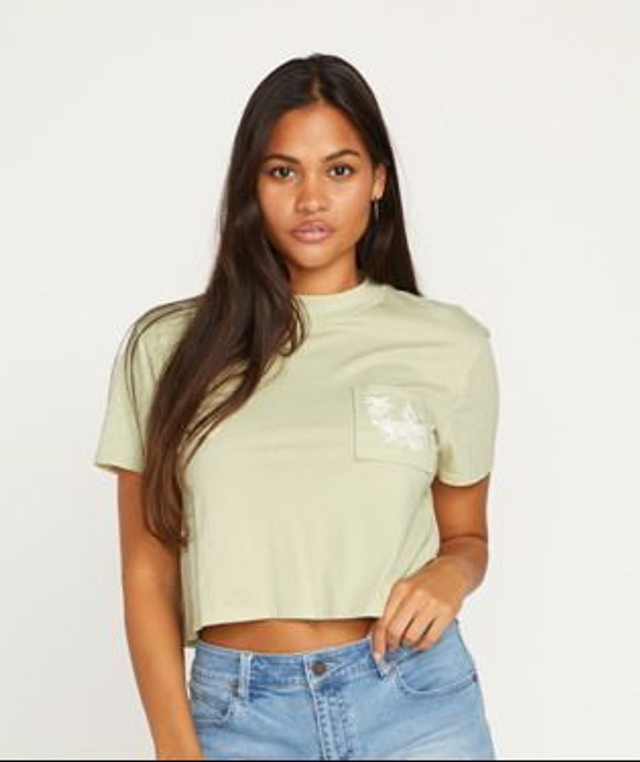 61151284 - VOLCOM T-shirt cropped  Stile urban al top con un taglio super cool